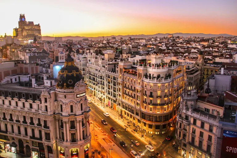 Madrid Gran Vía és a Metropolis épület naplementében, légi felvétel